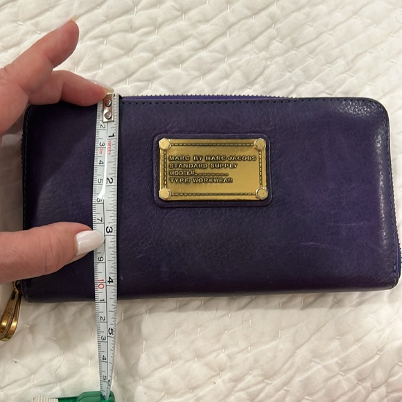 Marc by Marc Jacob’s leather wallet with zip around closure - Picture 8 of 12